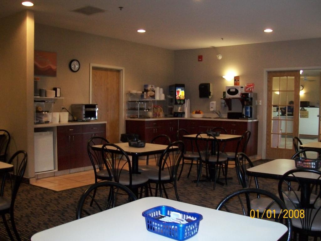 Days Inn By Wyndham Moose Jaw Zewnętrze zdjęcie